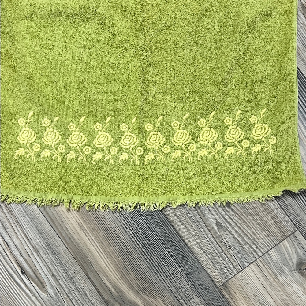 Vintage Dundee Green Towel with Floral Design - Picture 2 of 5